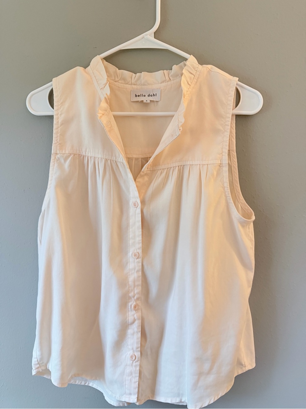 Bella Dahl Cream Sleeveless Button-Front Ruffle-Neck Blouse
